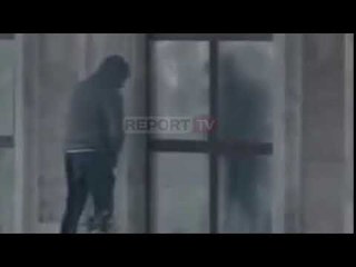 Report TV -Protestuesi i  Opozitës urinon tek dera e godinës së Kryeministrisë