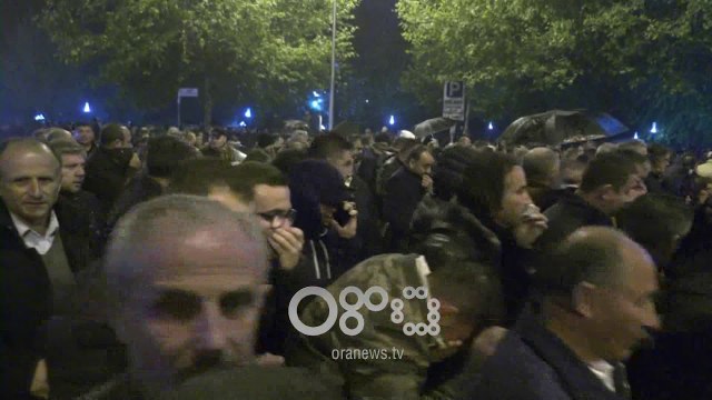 RTV Ora - Rama ik! , protestuesit nuk zbrapsen as me gaz lotsjelles e as ujë, digjet makina