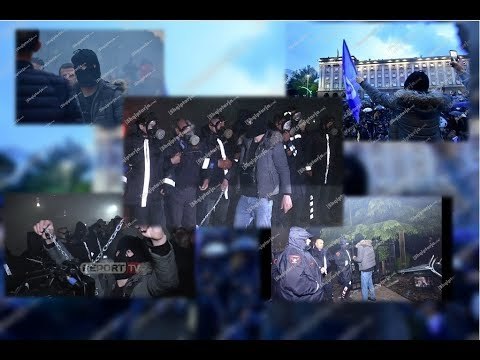 Militanti me maskë, kapsollë dhe që i 'dridhte' zinxhirin policisë gjatë protestës së Opozitës