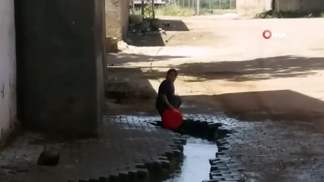 Sıcaktan bunalan küçük kız yol kenarında böyle serinledi