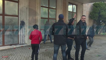 NDESHKIM 20 MIJE LEKE PASI PROTESTUESI URINOI TE KRYEMINISTRIA - News, Lajme - Kanali 7