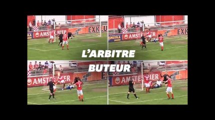 Cet arbitre marquant un but n&#39;a eu d&#39;autre choix que de le valider