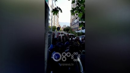 下载视频: RTV Ora - Protestuesit e 13 prillit dalin sot para gjykatës për masën e sigurisë