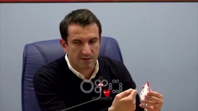 RTV Ora - Veliaj prezanton Kartën e Studentit me 40 shërbime, lehtësira edhe nga kompani private