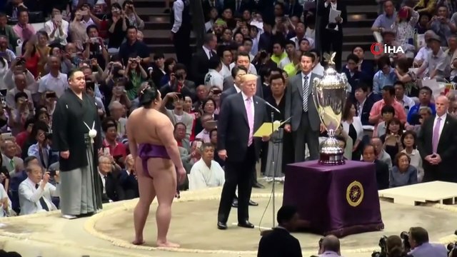 - Sumo Maçını İzleyen Trump, Sosyal Medyada Alay Konusu Oldu