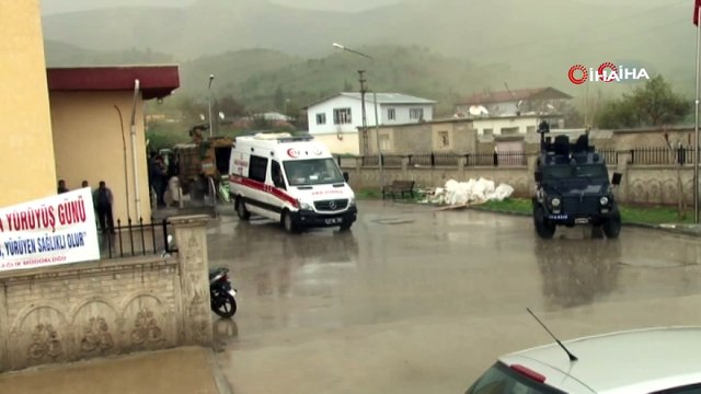 - Diyarbakır’ın Hazro ilçesinde, aralarında husumet bulunan iki aile arasında çıkan silahlı kavgada muhtar ve babası hayatını kaybetti, karısı ile kızı da yaralandı.