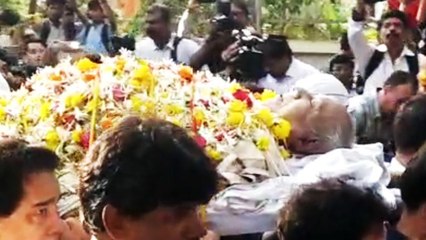 Download Video: Ajay Devgn's father Veeru Devgan last rites performed in Mumbai, Watch video | FilmiBeat