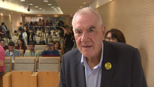 Maragall tiende la mano a Forn y Colau para governar