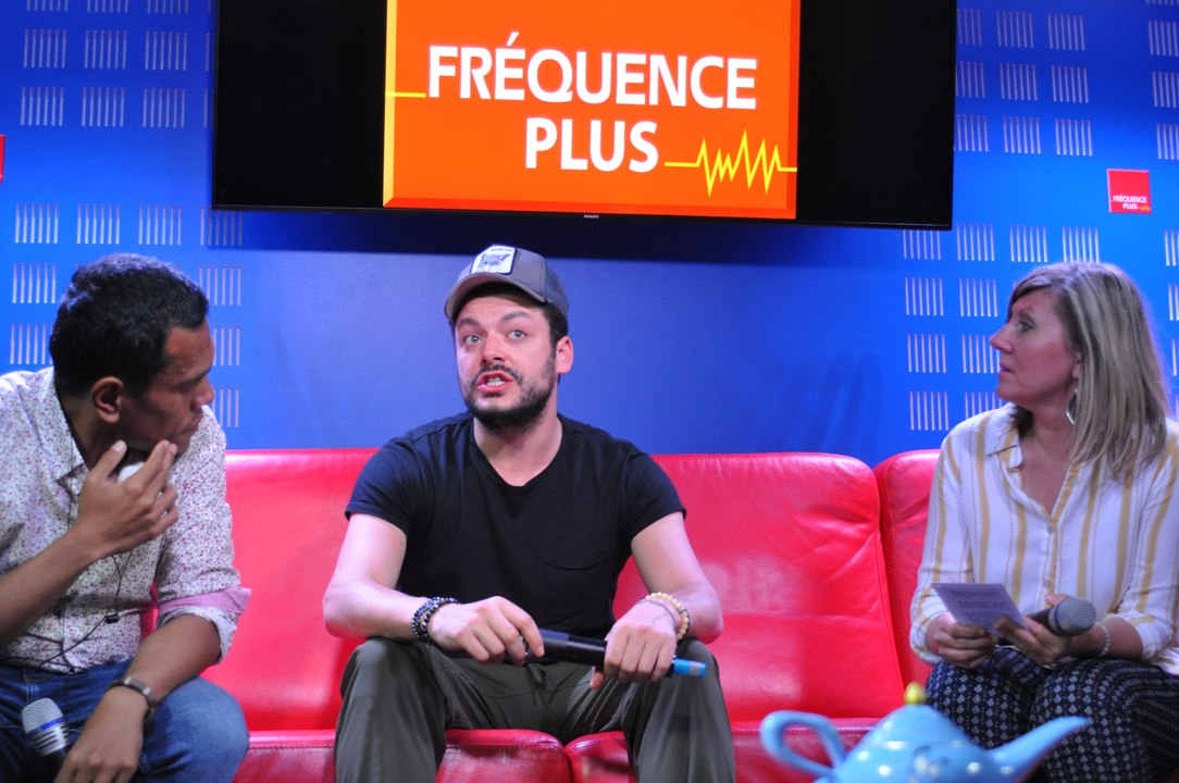 Kev Adams dans le Grand Studio Public Fréquence Plus