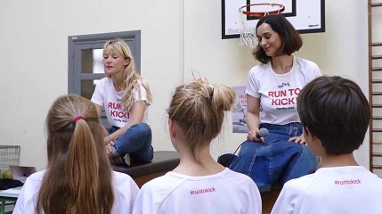 La chanteuse Angèle et la fondation KickCancer rencontrent des élèves à Ixelles