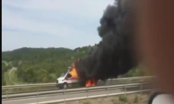 Ambulansta oksijen tüpü patladı