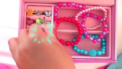 Alice Plays in the kids hair salon! And wants to be a Princess