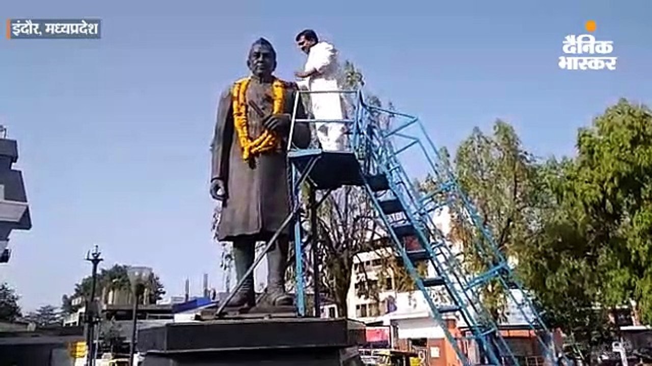 कांग्रेसियों ने नेहरू जी की प्रतिमा पर किए पुष्प अर्पित