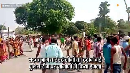 पुलिस टीम पर ग्रामीणों ने किया हमला,10 घायल