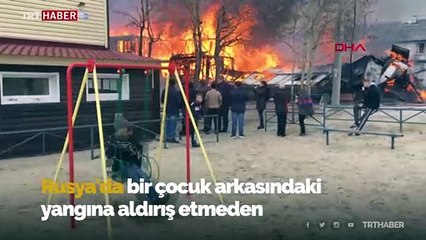 Arkada ev yanarken, o salıncakta eğlendi
