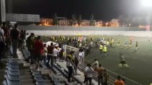 Tremenda pelea de fútbol tras una invasión al campo