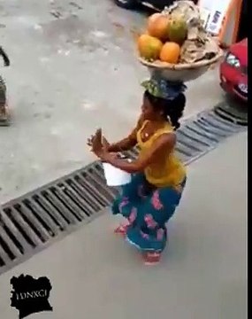 Incroyable ! Elle arrive à danser comme elle veut avec un bol de fruit sur la tête !!