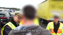 Un policier donne une leçon aux curieux pendant un accident