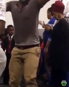 Quand un tonton entend sa chanson préférée, voici ce que ça donne !