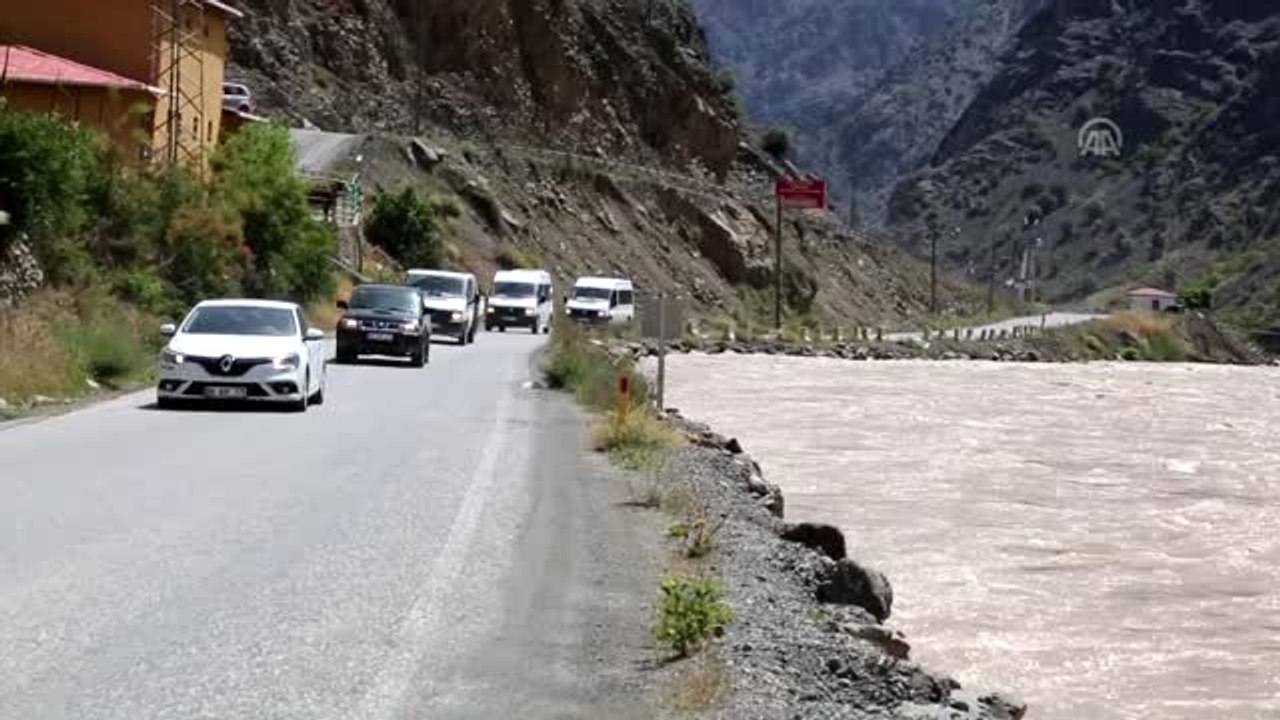 Debisi yükselen Çoruh Nehri kara yoluyla aynı hizada akıyor