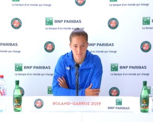 Скачать видео: Roland-Garros - Trotinette, Federer, Henin : qui est Diane Perry, victorieuse d'un match à 16 ans