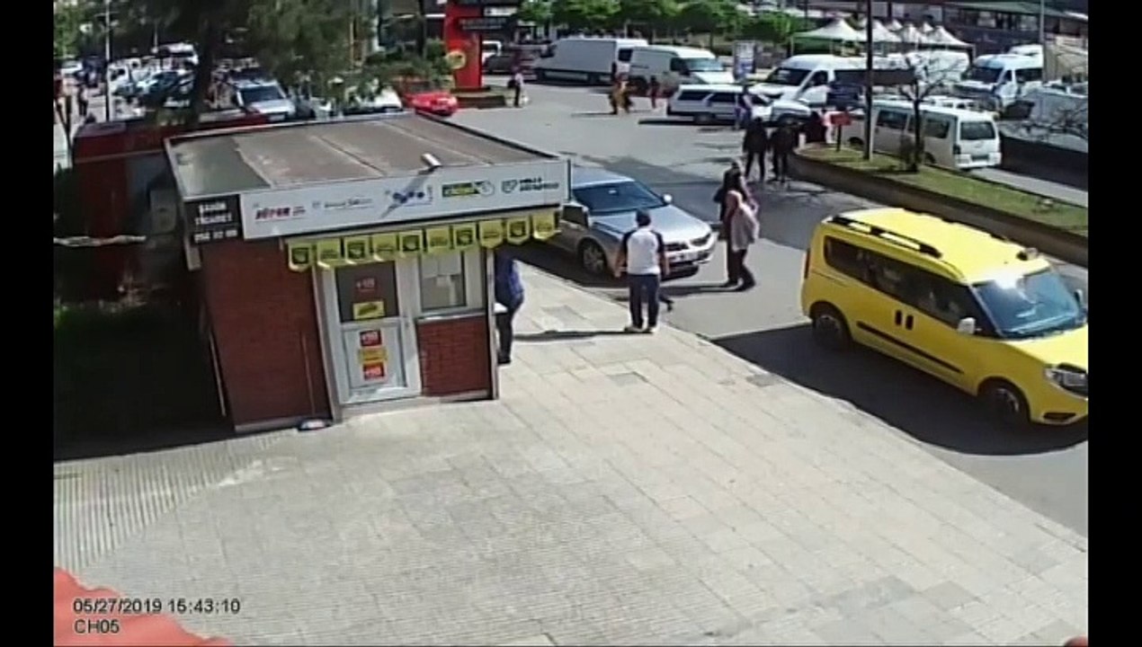 Otomobil ile öğrenci servisi çarpıştı