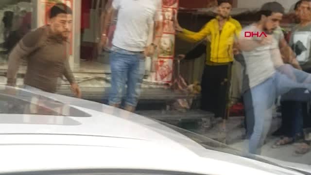 Suriyeliler, şehrin göbeğinde satırlarla birbirine girdi! Dehşet anları kamerada