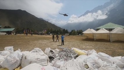Cuatro cadáveres y 11 toneladas de basura recogidos en la limpieza del Everest