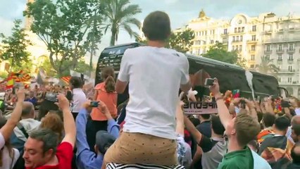 Espectacular llegada del Valencia CF al Ayuntamiento