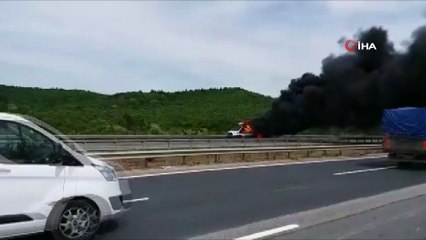 Download Video: İstanbul’dan Edirne’ye giden bir ambulans, TEM Otoyolu Çerkezköy mevkiinde içerisindeki oksijen tüpünün patlamasıyla aniden alev aldı. Alevler içinde kalan ambulanstaki personelin son anda canını kurtardığı öğrenilirken küle dönen  amb