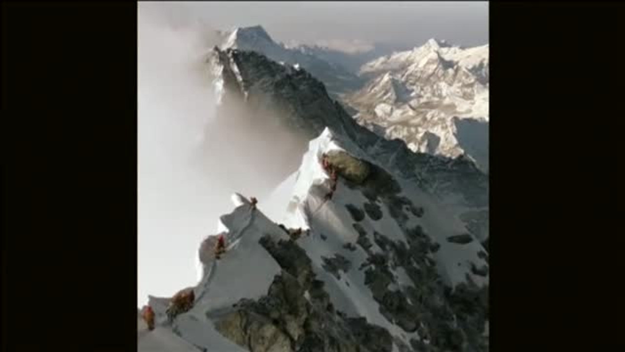 Continúan las colas en la ruta de ascenso del Everest