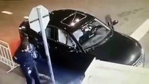 Un conducteur en colère sort de sa voiture pour en découdre avec des agents de sécurité mais va vite le regretter
