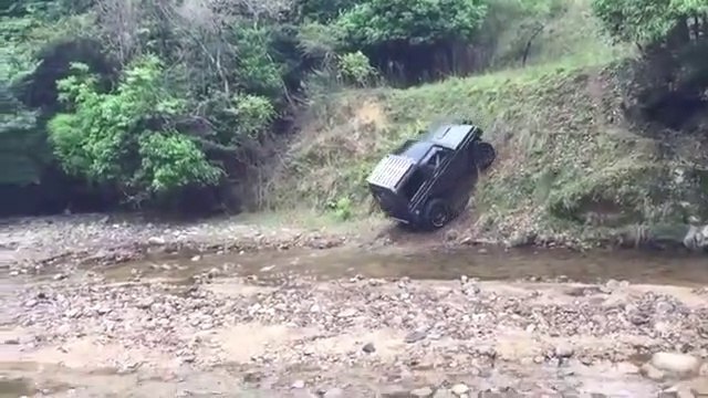Ce conducteur de 4x4 tente de grimper une grosse pente... et se rate complètement