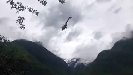 Un hélicoptère de secours fait une entrée incroyable en pleine intervention