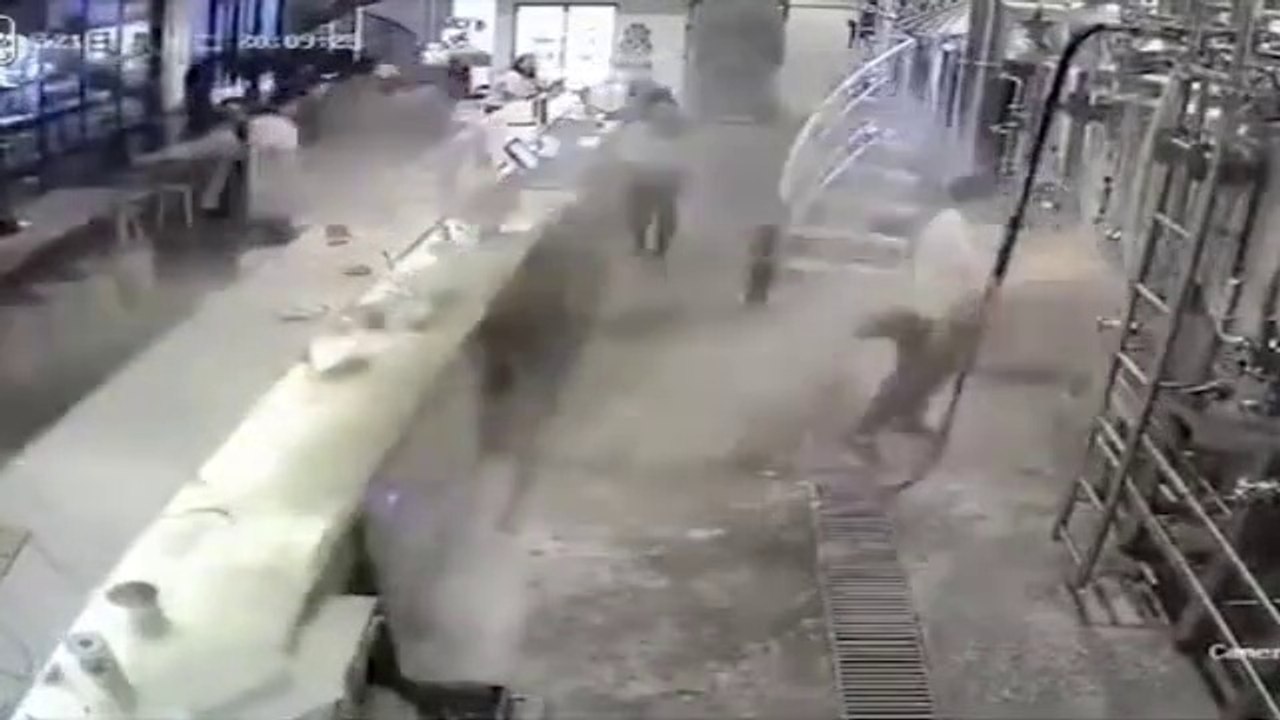 Cet employé va faire la bêtise de la journée : inondation de bière après avoir ouvert une cuve !