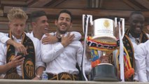 La afición celebra la llegada de la Copa del Rey a Valencia