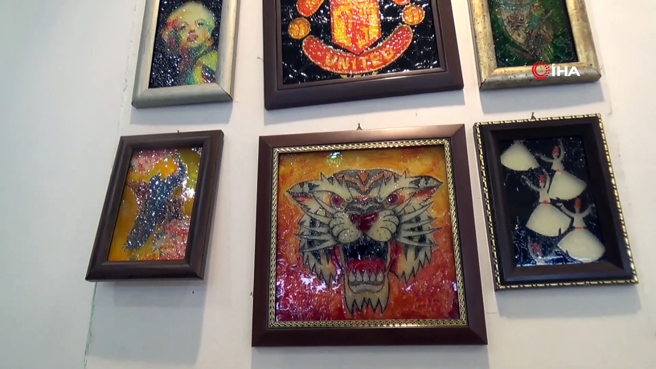 Kendine has teknikle yaptığı eserlere sipariş yetiştiremiyor...Turistler cam üzerine özel bir teknikle işlenen resimlere hayran kalıyor