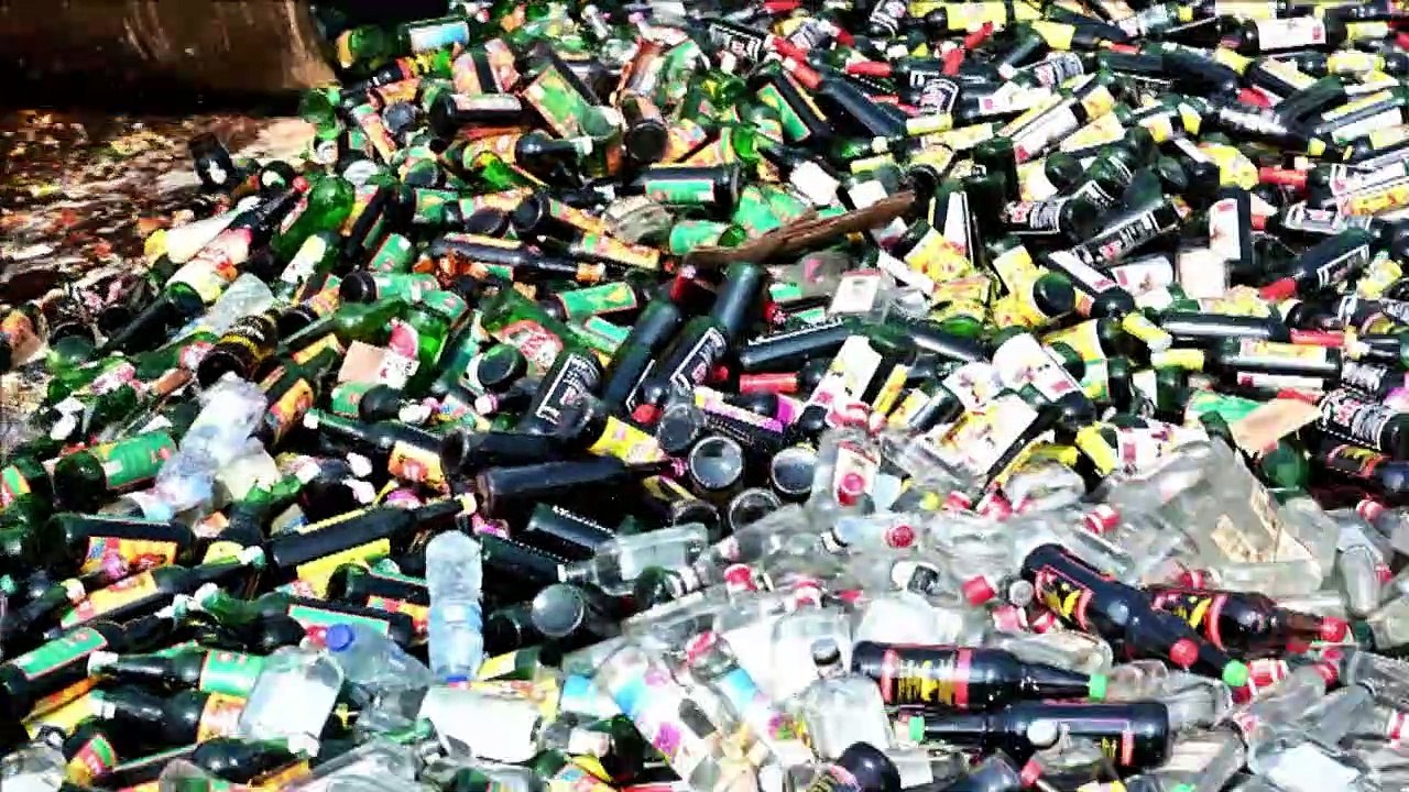 Bebidas piratas são destruídas na Indonésia