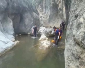 Balıklama atladığı şelalede kayalıklara çarparak öldü