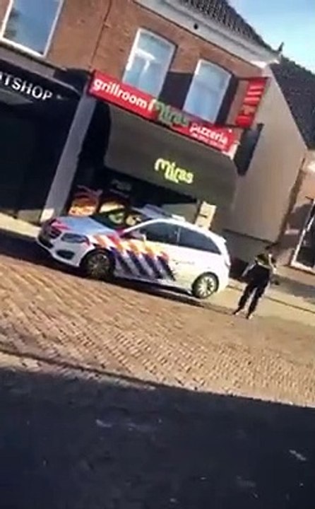La police tente de contrôler un homme aux pays-Bas ils reçoivent des coups de points