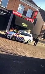 La police tente de contrôler un homme aux pays-Bas ils reçoivent des coups de points