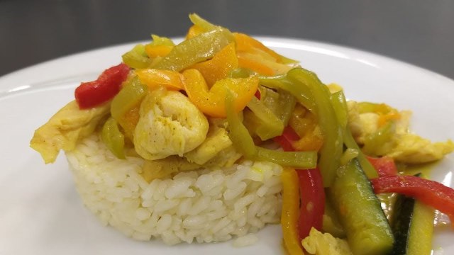 Rreze Dielli 17 Prill 2019 - Të Gatuajmë me Znj. Vjollca P1 Fileto pule me kerri dhe perime