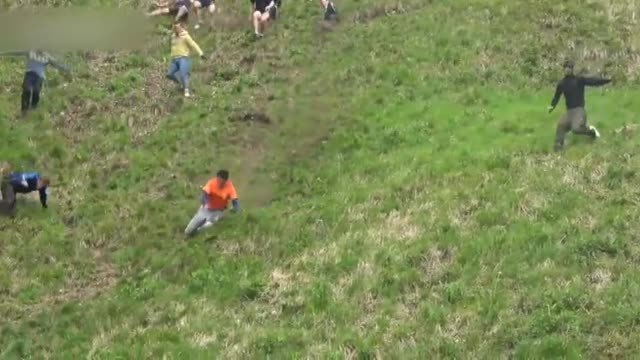 Decenas de participantes se lanzan por una ladera en la clásica carrera del queso de Gloucester
