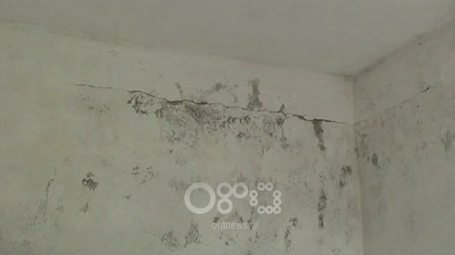 RTV Ora - Thumane, fshati me ambulancë ku s'ka ujë sa drita dhe dritaret kanë qepena