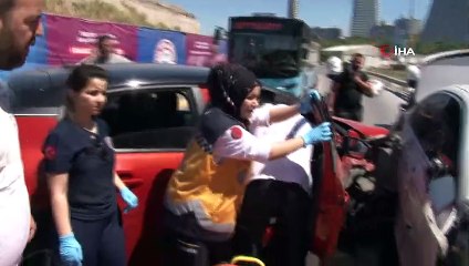 Polis uygulamasından kaçarken okul servisine çarptılar