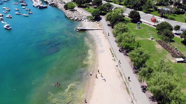Sıcaktan bunalanlar kendilerini denize attı...Denize giren vatandaşlar havadan görüntülendi