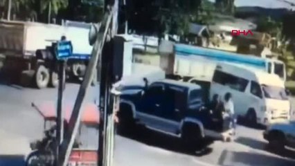 Tayland'da dengesini yitiren kamyonet, pikapın üzerine devrildi