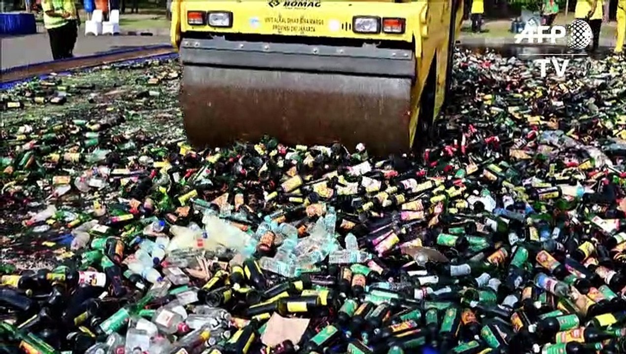 Mit der Dampfwalze: Indonesien lässt Alkohol während Ramadan vernichten