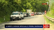 IZVEŠTAČ PRVE SA LICA MESTA GDE ROSU UNIŠTAVA SRPSKA VOZILA: Ovde je kao pravo RATNO STANJE, više osoba je povređeni, specijalci pucaju i bacaju ŠOK BOMBE. Sirene su u Zubinom potoku, Srbi se skrivaju po skloništima i šumama!