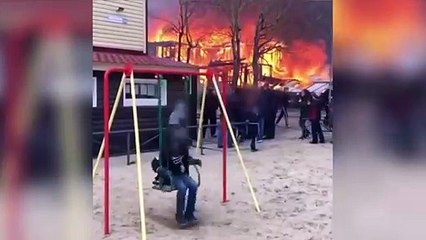 Es el niño estrella en Rusia: se columpia mientras se incendia el mundo